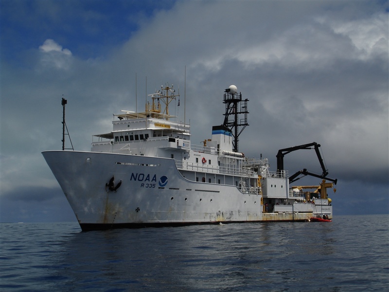 NOAA Ship Oscar Elton Sette off Maui in 2004
