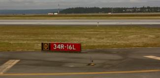 Image of alphanumeric sign on a runway by Wikimedia Commons